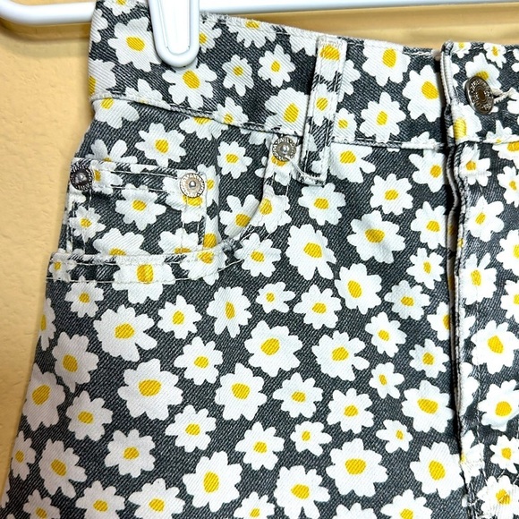 Zara Daisy Floral High Waist Denim Shorts Button Fly Size 0 Coastal Resort - Picture 4 of 9